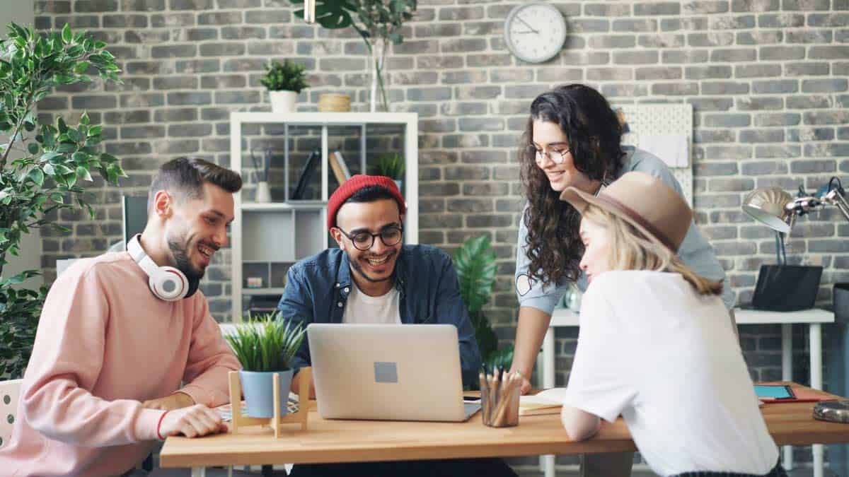 Εταιρική ομάδα στη Θεσσαλονίκη συζητάει την συνεργασία με influencer στα κοινωνικά δίκτυα