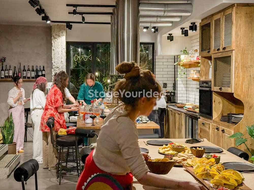 Ομαδική μαγειρική συνεργασία στην κουζίνα