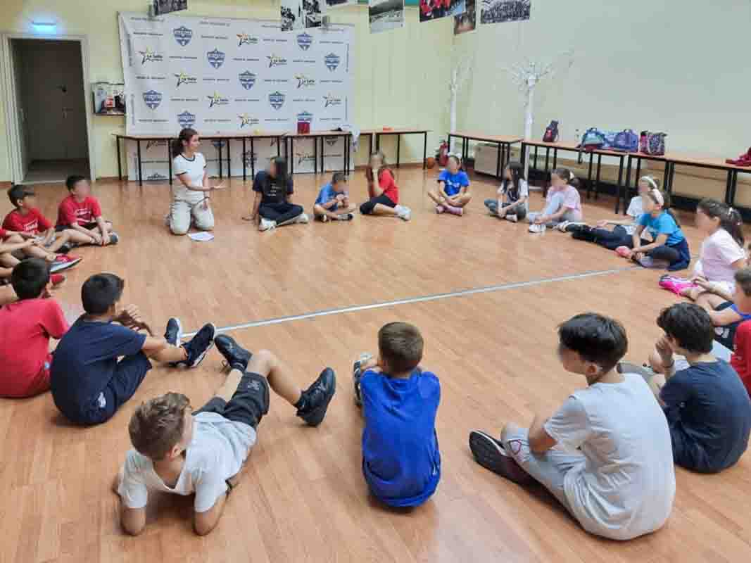 Η εκπαιδευτικός Μαρία Φράγκου με παιδιά κατά τη διάρκεια παιδικής εκδήλωσης