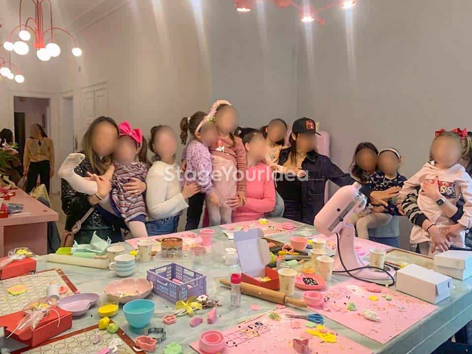 Αίθουσα με πάγκο εργασίας για παιδικό θεματικό πάρτυ μαγειρικής στη Θεσσαλονίκη