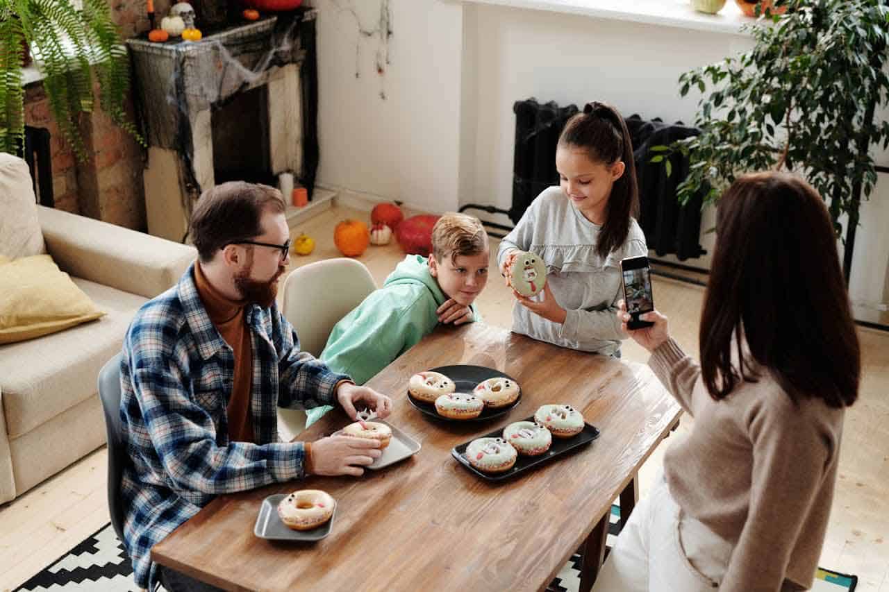 Γονείς φωτογραφίζουν τα παιδιά τους σε διοργάνωση θεματικού παιδικού πάρτυ στη Θεσσαλονίκη