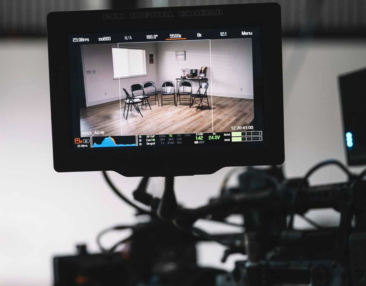 Πλάνο εταιρικού βίντεο όπου έχει μελετηθεί ο εσωτερικός φωτισμός να είναι σωστός