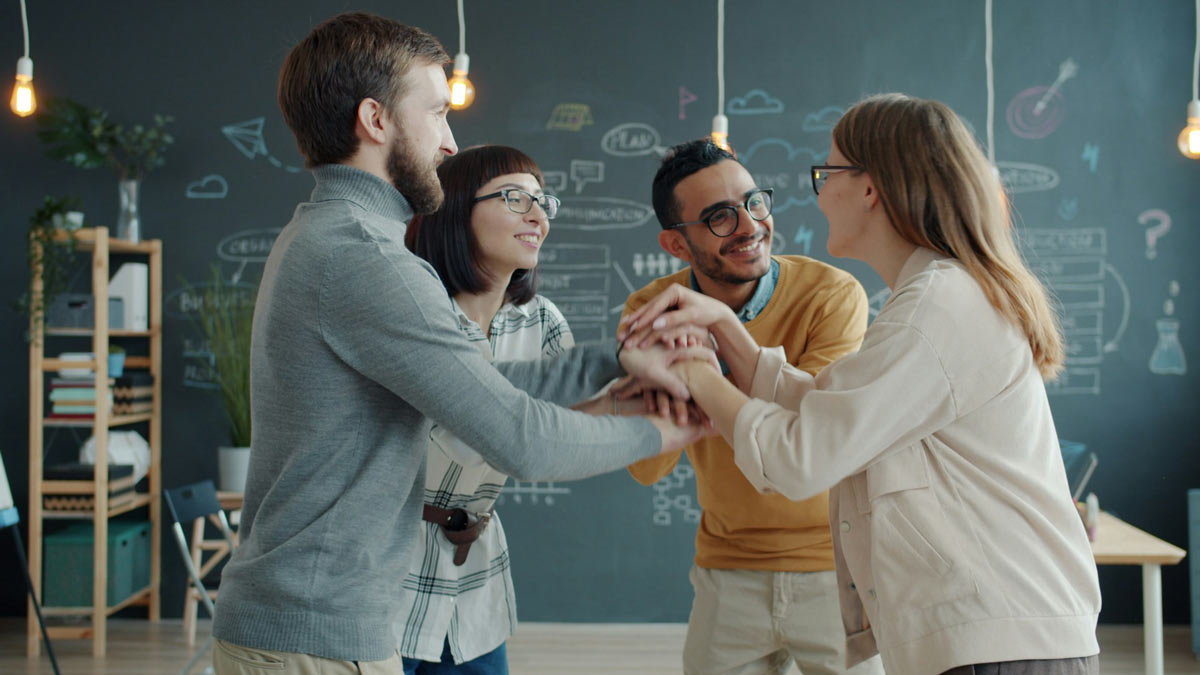 Συμμετέχοντες σε team building event εν ώρα icebreaker game