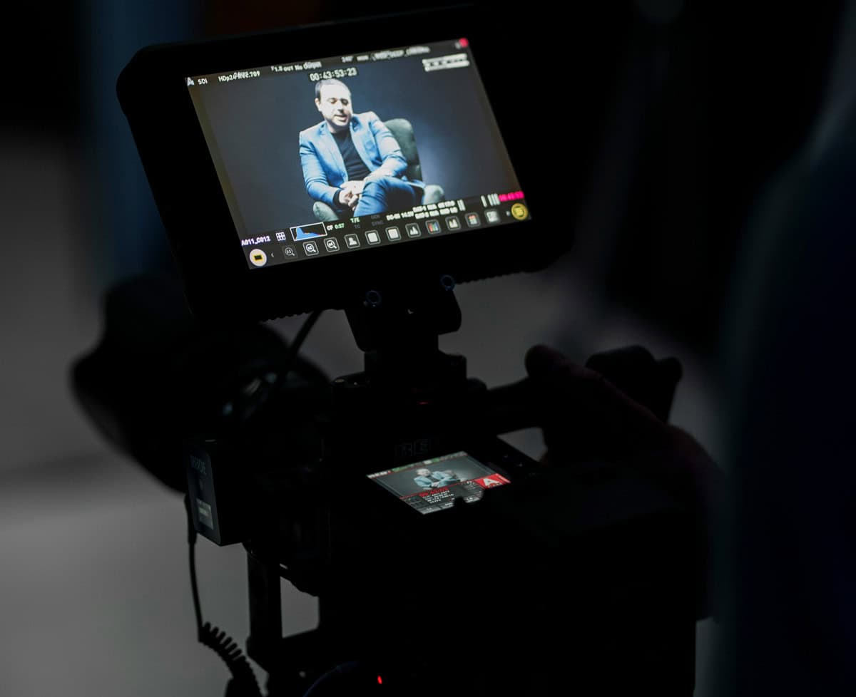 Βίντεοκαμερα κάνει zoom in σε συνεντευξιαζόμενο κατά τη διάρκει γυρίσματος εταιρικού βίντεο