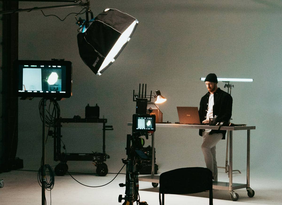 Βιντεολήψη με ρύθμιση πολλών φώτων για σωστό φωτισμό εταιρικού προωθητικού βίντεο