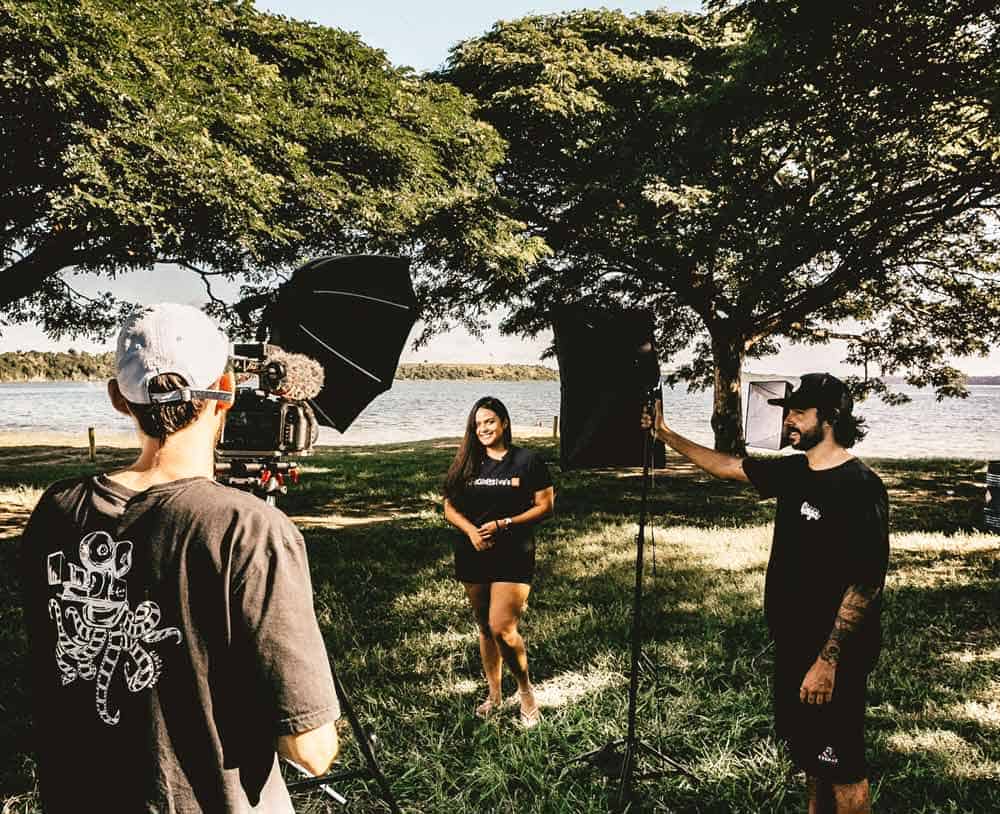 Crew παραγωγών τραβά βίντεο σε συνθήκες ημέρας σε εξωτερικό περιβάλλον στη Θεσσαλονίκη με ήλιο