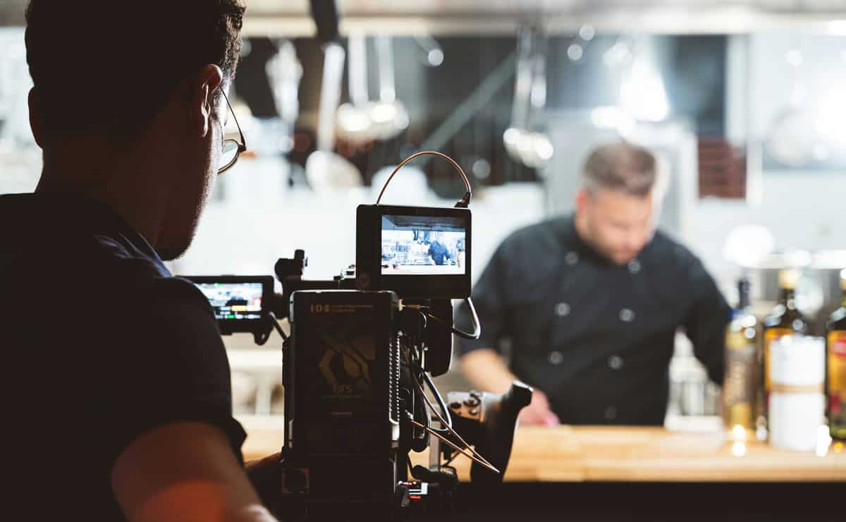 Καμεραμάν τραβάει εταιρικό βίντεο με σταθερότητα στο πλάνο λήψη