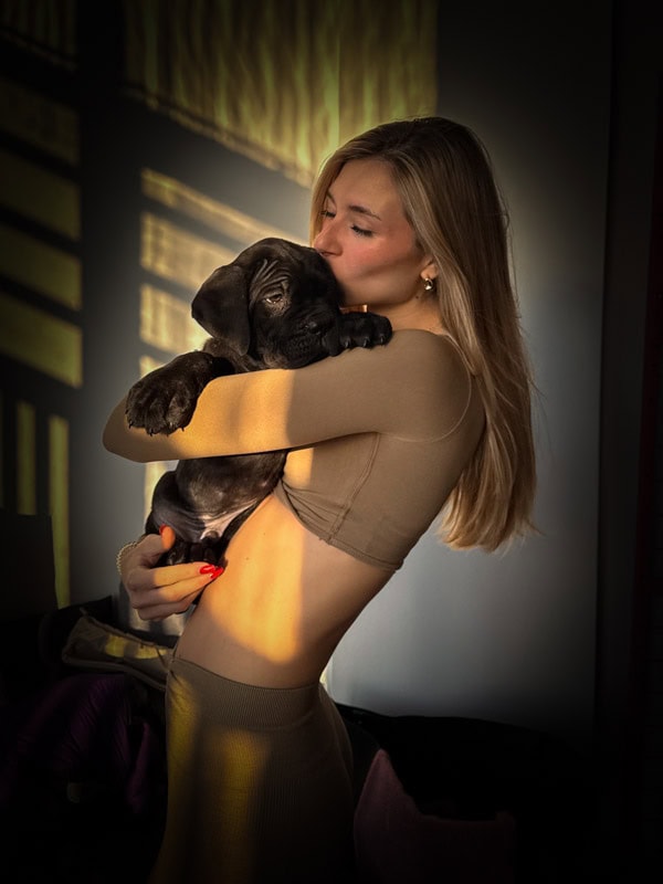 Η Puppy Yoga Instructor Γεωργία Φουρλακίδου με ένα κουτάβι αγγαλιά