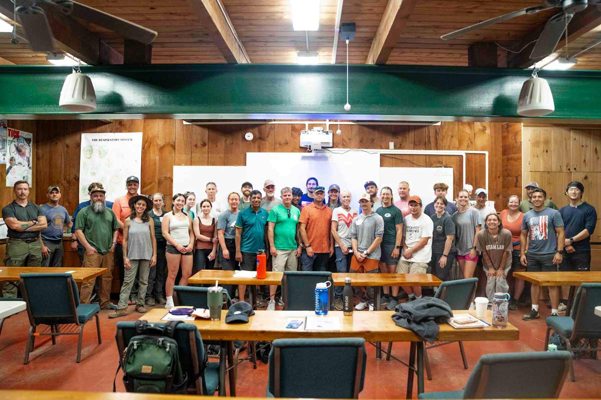 Ομαδική φωτογραφία μελών εταιρείας, μετά από διοργάνωση team building events