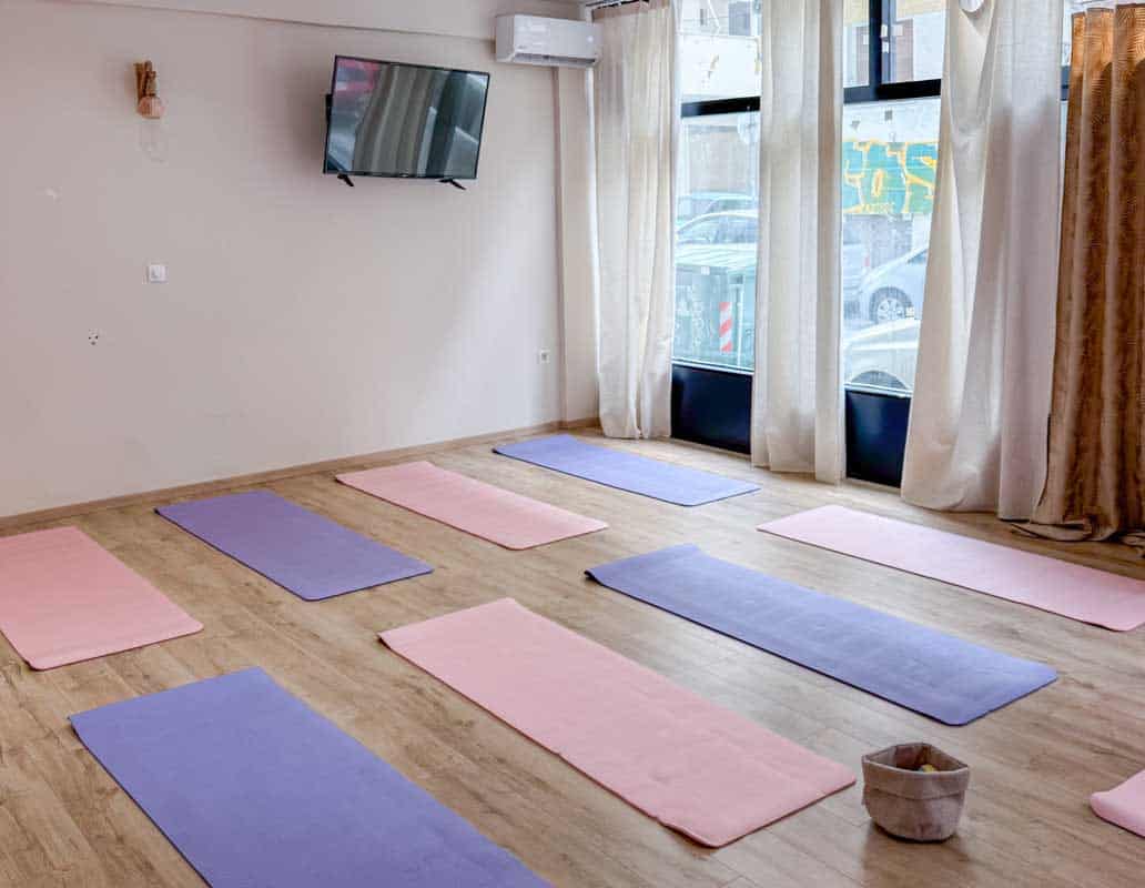 Η Αίθουσα Ευεξίας στη Θεσσαλονίκη με στρωματάκια για διοργάνωση γιόγκας