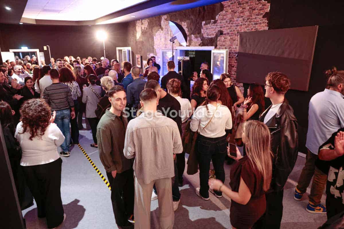 Κόσμος δικτυώνεται σε πολυχώρο εκδηλώσεων για εταιρικά events