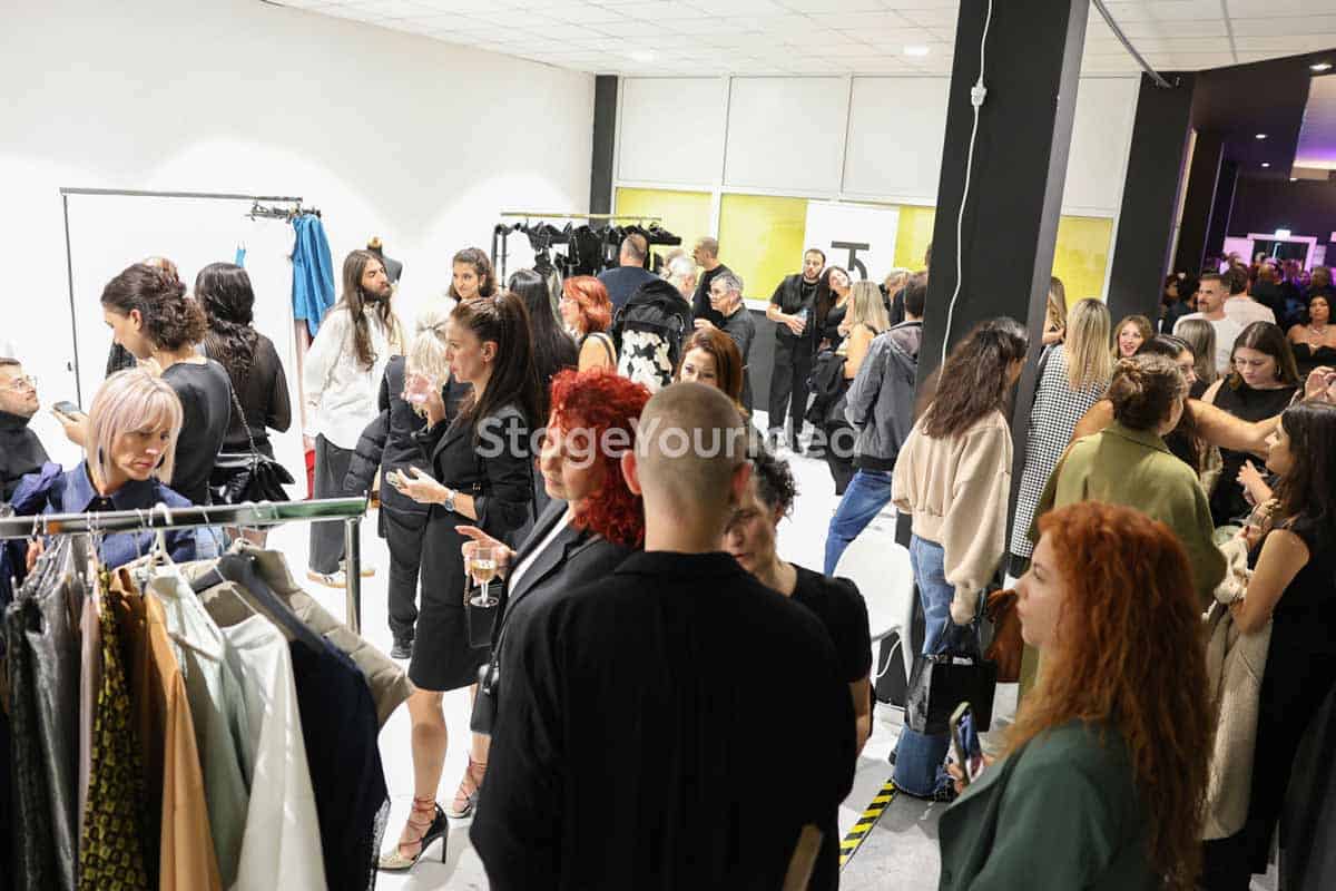 Συμμετέχοντες δικτυώνονται σε πολυχρηστικό και πολυλειτουργικό χώρο εκδηλώσεων για εταιρικά εβεντς στη Θεσσαλονίκη