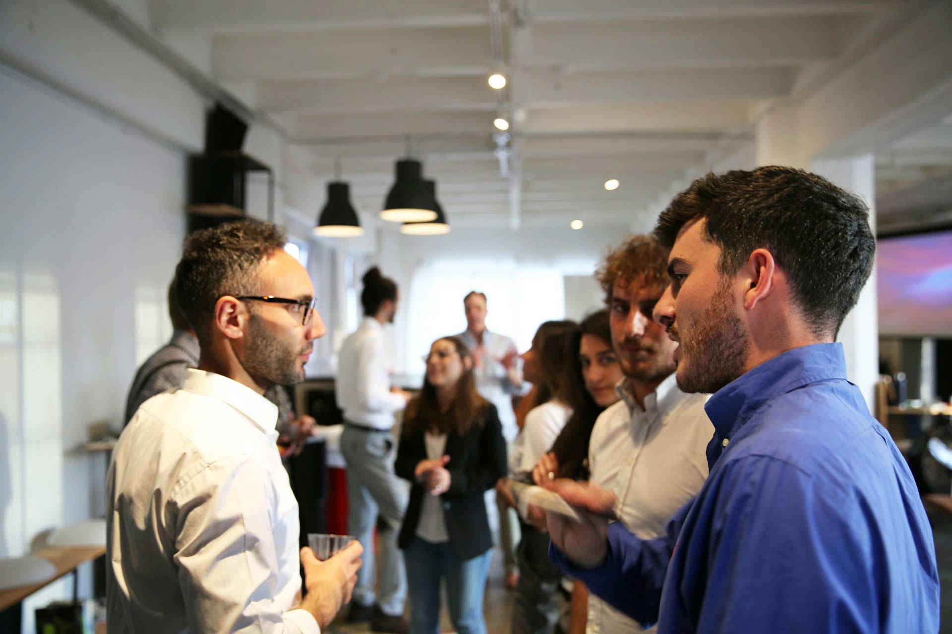 Συμμετέχοντες σπάνε τον πάγο με ice breaker games γνωριμιών σε διοργάνωση team building event