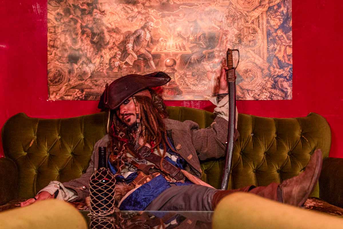 Φωτογράφιση του Παναγιώτη Καλίφη ως Captain Jack Sparrow