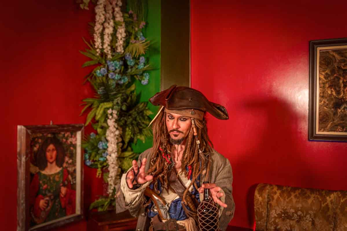 Ο Παναγιώτης Καλίφης ως Captain Jack Sparrow σε αίθουσα εκδηλώσεων στη Θεσσαλονίκη