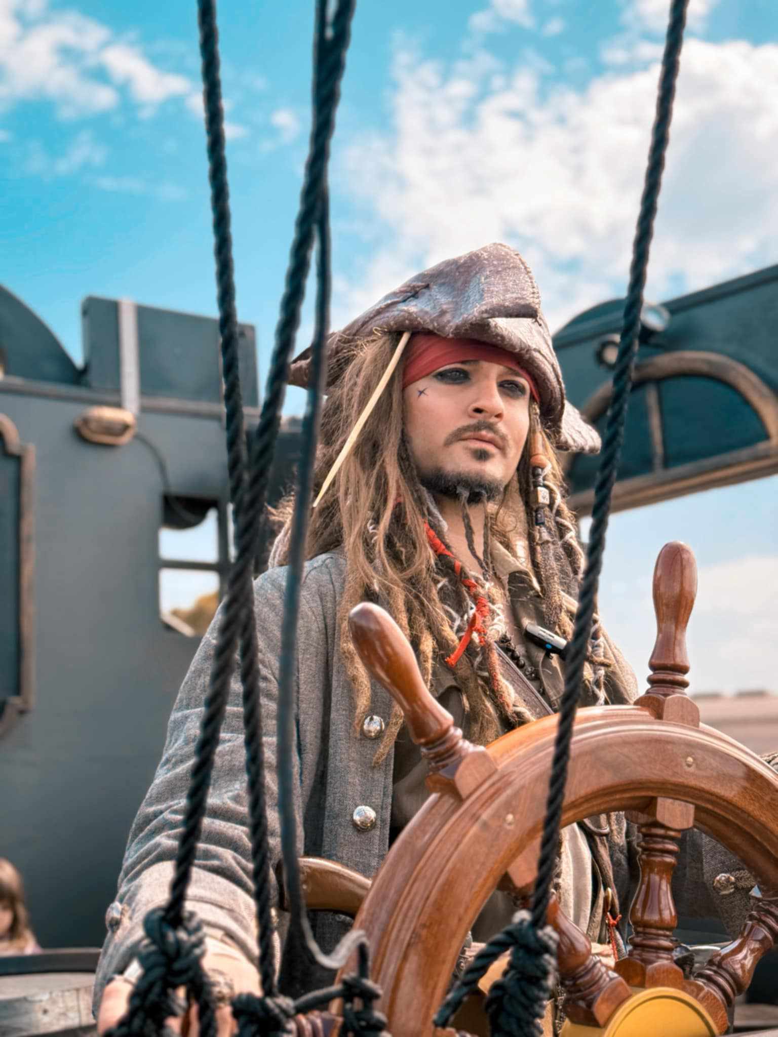 Ο Παναγιώτης Καλίφης ως Captain Jack Sparrow οδηγώντας το Black Pearl SKG