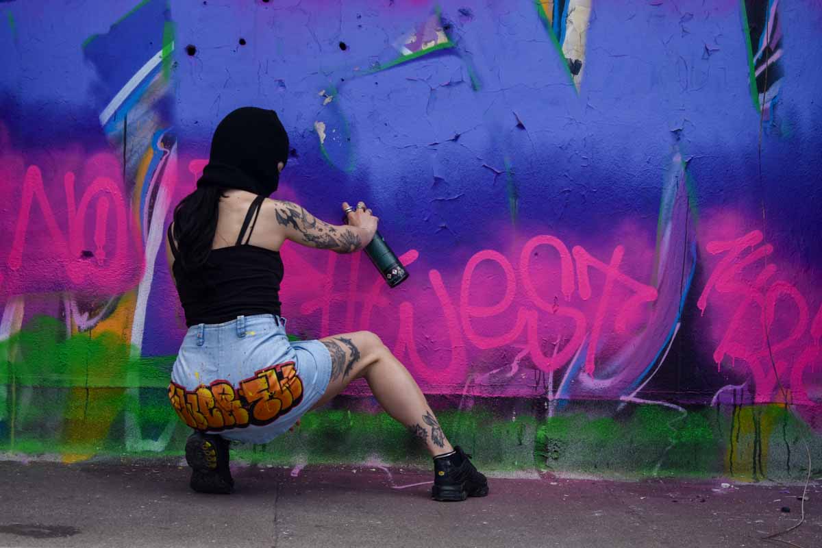 Μέλος της ομάδας τέχντης του δρόμου nw crew βάφει τοίχο στη θεσσαλονίκη