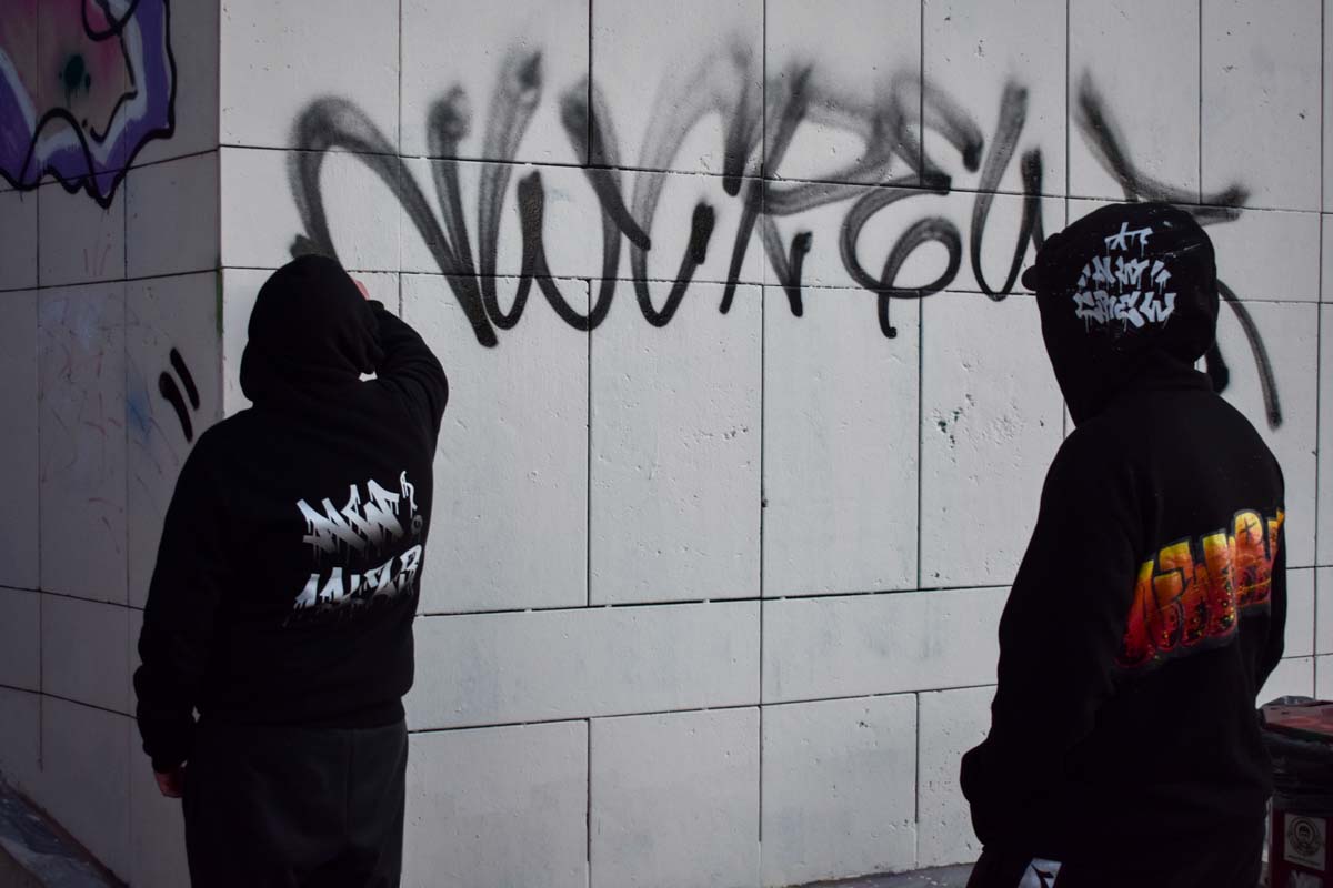 Μέλη ομάδας nw crew ταγκάρουν τοίχο στην Θεσσαλονίκη