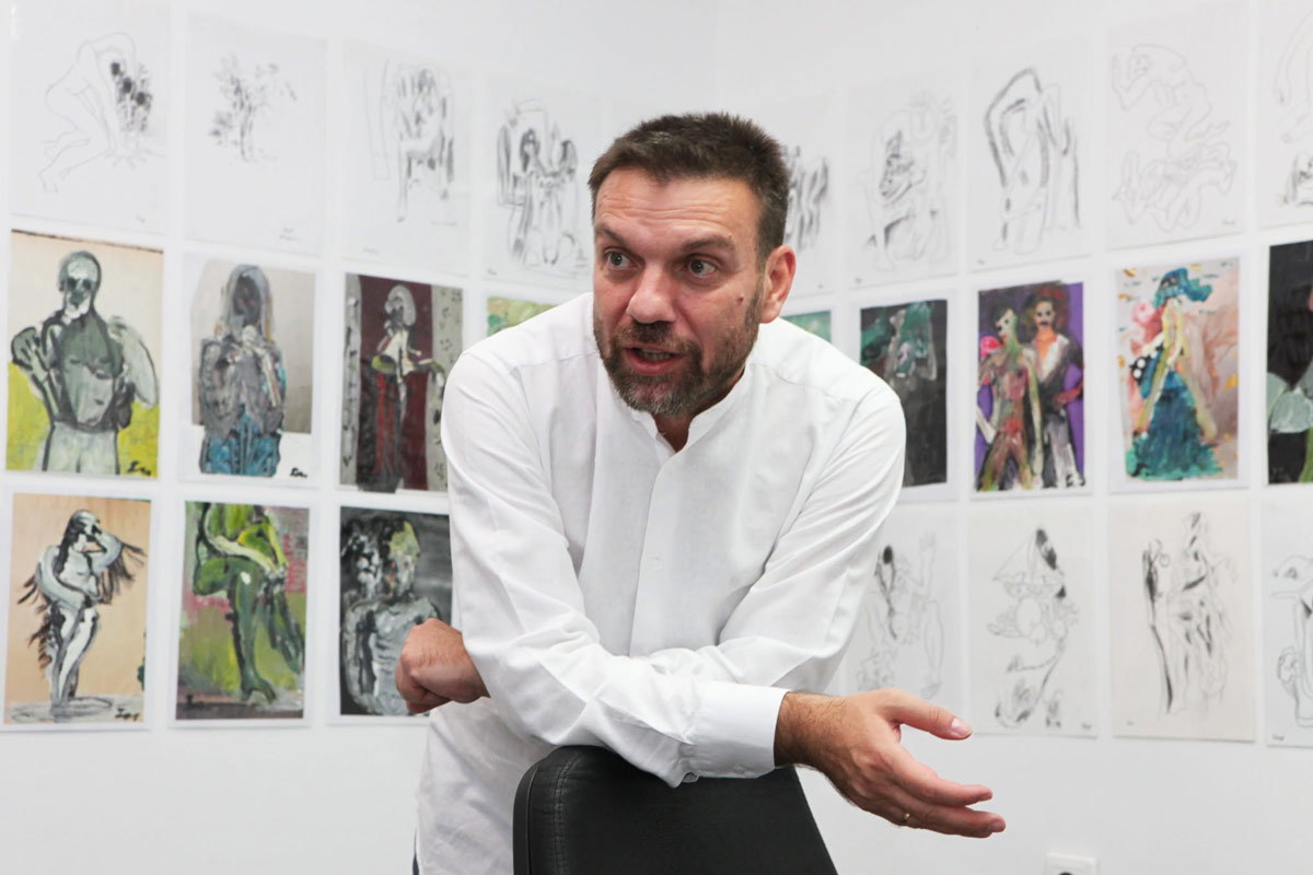 Φωτογραφία Γκαλερίστα Κώστα Παρχαρίδη στη Γκαλερί Χαλκός