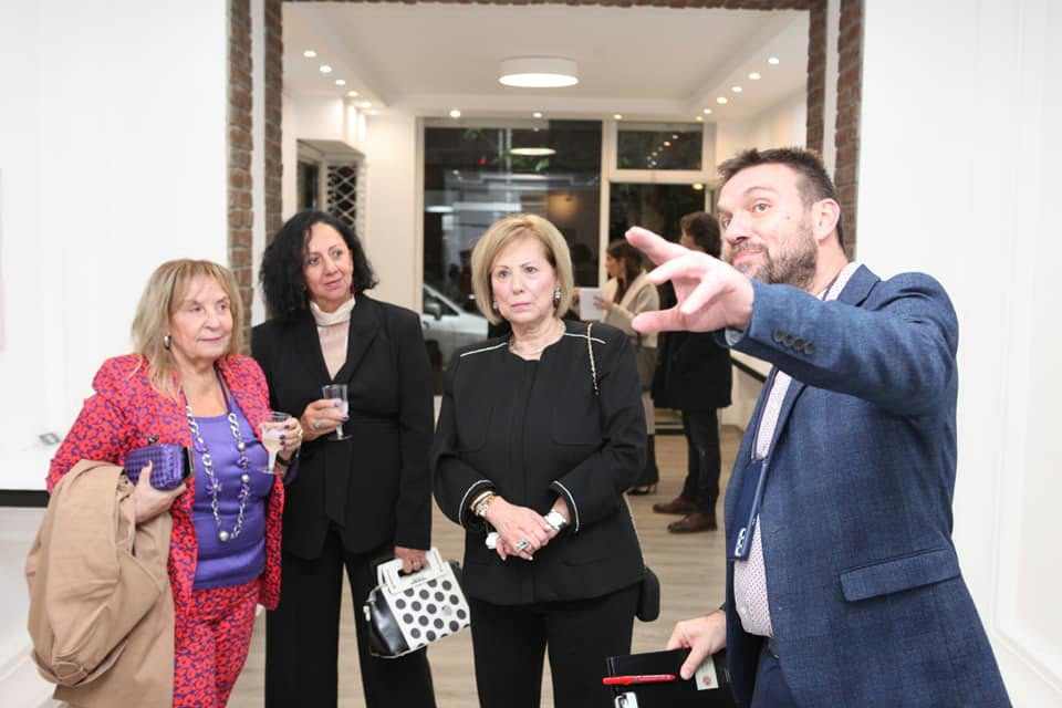 Ο οραματιστής Κώστας Παρχαρίδης επεξηγεί ένα έργο τέχνης στην αίθουσα εμπειριών γκαλερί χαλκός στη Θεσσαλονίκη