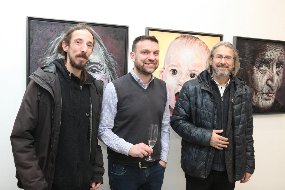 Ομαδική φωτογραφία Γκαλερίστα Κώστα Παρχαρίδη με καλλιτέχνες Σταύρο Παναγιωτάκη και Γιώργο Παναγιωτάκη μπροστά από τα έργα τους στη Γκαλερί Χαλκός Θεσσαλονίκη