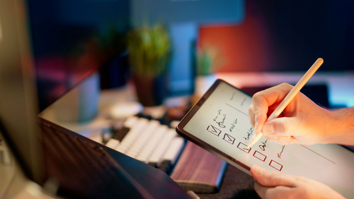 Χέρι συμπληρώνει ψηφιακό checklist σε tablet πριν από την κράτηση αίθουσας συσκέψεων, ελέγχοντας όλα τα βασικά κριτήρια επιλογής.