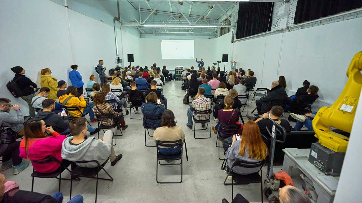 Καθήμενη σε θεατρική διάταξη σε διοργάνωση εταιρικής εκδήλωσης