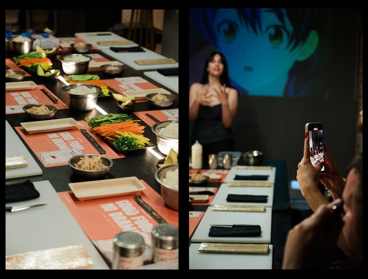 Συμμετέχοντες στο Asian House Sushi Workshop με υλικά παρασκευής σούσι και προβολή δημιουργικού περιεχομένου σε αίθουσα στη Θεσσαλονίκη