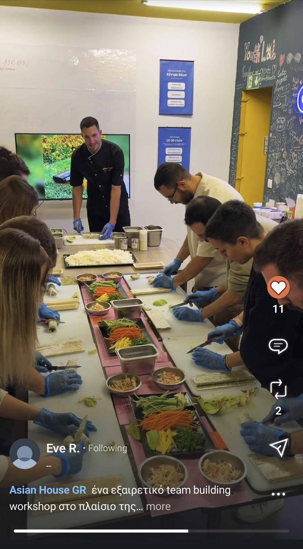 Team building workshop του Asian House σε αίθουσα παρουσιάσεων στη Θεσσαλονίκη με συμμετέχοντες που δημιουργούν sushi