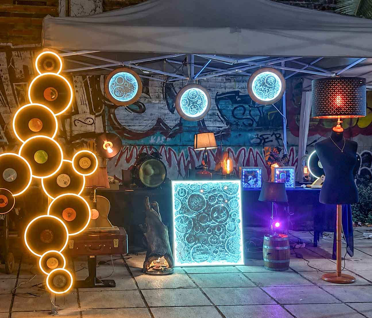Έκθεση έργων της BadLight Creations σε bazaar με φωτιστικά και installations στη Θεσσαλονίκη