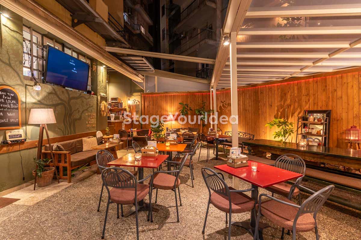 Boutique καφέ στη Θεσσαλονίκη με ζεστό φωτισμό, φυσικά υλικά και άνετη διακόσμηση, ιδανικός χώρος για content creation, lifestyle φωτογραφίσεις και social media παραγωγές.