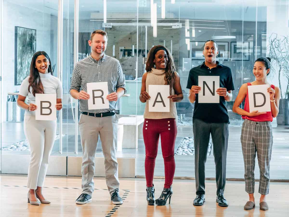 Ομάδα ανθρώπων συμμετέχει σε διαδραστική brand experience