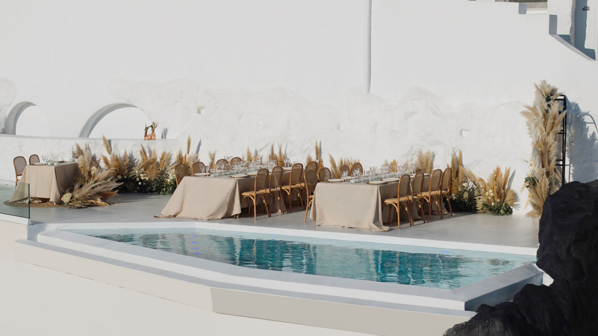Event Design της Εύας Ριαβόγλου ή αλλιώς evenart με elegant τραπέζια και φυσική διακόσμηση δίπλα σε πισίνα
