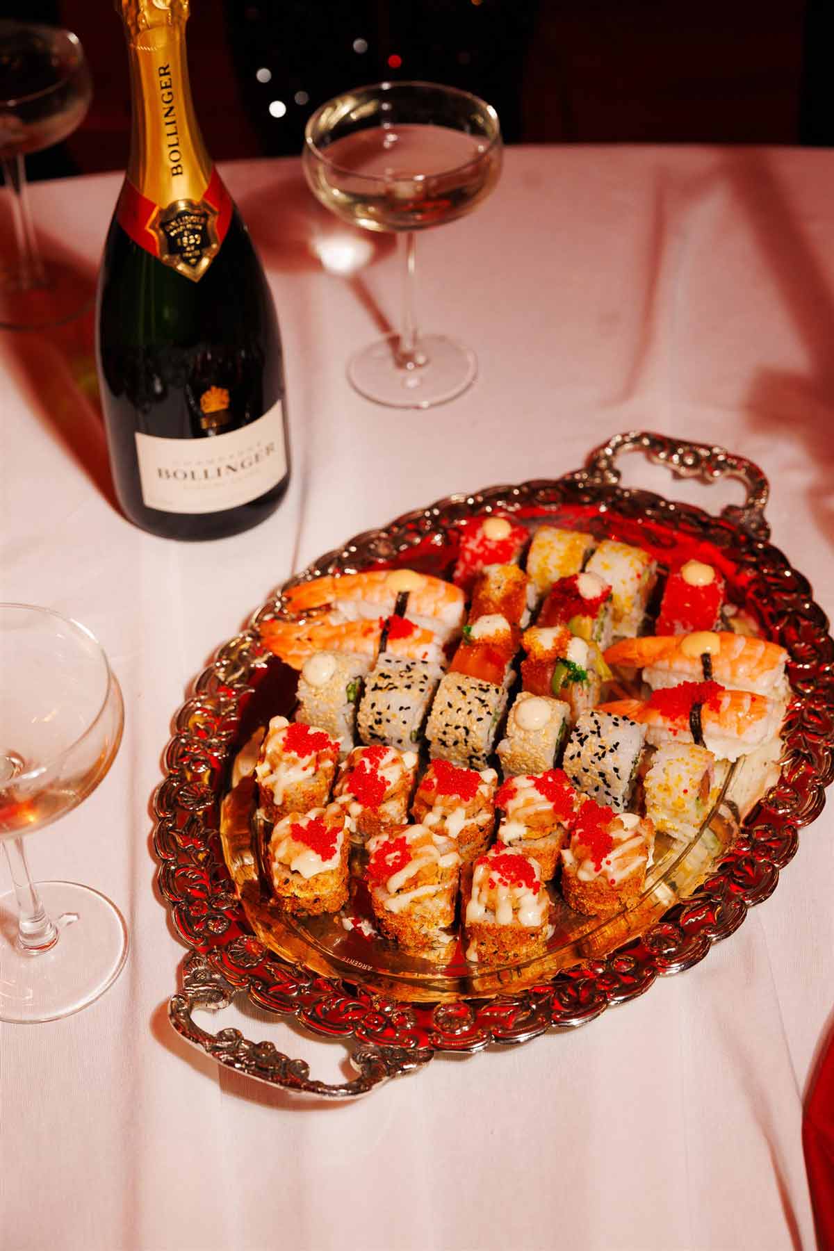 Sushi και ποτά σε επιμελημένο τραπέζι για βιωματική γαστρονομική εμπειρία του Asian House στη Θεσσαλονίκη