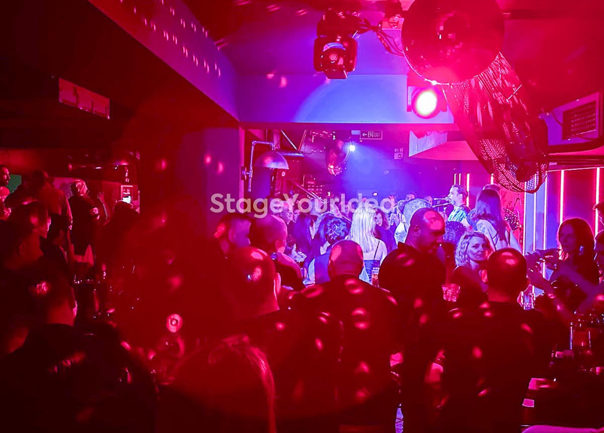 Μεγάλο club στη Θεσσαλονίκη γεμάτο καλεσμένους κατά τη διάρκεια εταιρικής εκδήλωσης