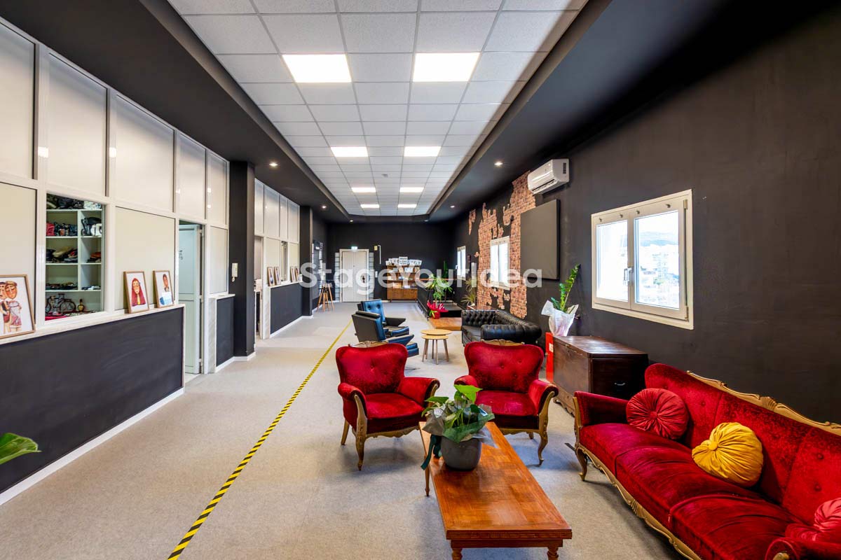 Πολυχώρος στη Θεσσαλονίκη με lounge, industrial στοιχεία και διαφορετικές αισθητικές γωνιές, ιδανικός για content creation, φωτογραφίσεις, Reels και βίντεο παραγωγές